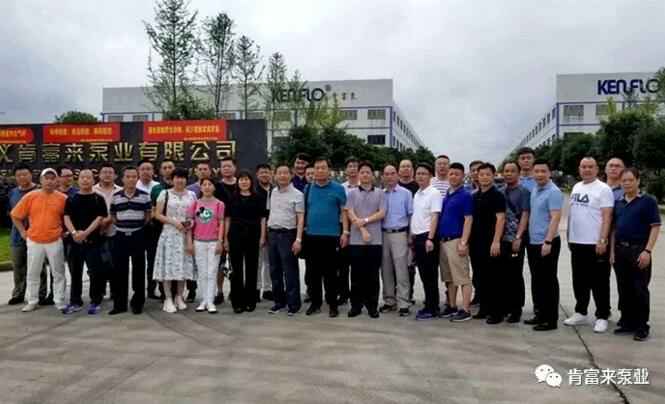 与会人员在遵义海口逸凡企业文化与发展有限公司有限公司大门口合影留念